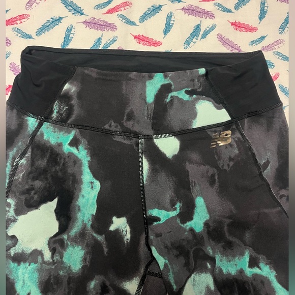 🌸New Balance Black and Mint Patterned 3/4 Leggings - Picture 4 of 8